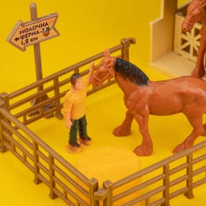 Купить Ігровий набір OTAMANKO Веселий хутір (вантажівка і конюшня з конями)  Фото 6