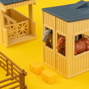 Купить Ігровий набір OTAMANKO Веселий хутір (вантажівка і конюшня з конями)  Фото 4