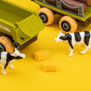 Купить Ігровий набір OTAMANKO Веселий хутір (трактор з причепами і фермер з коровами)  Фото 3