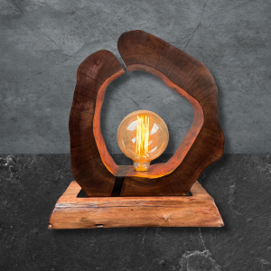 Ночник с натуральным пнем и лампой накаливания.